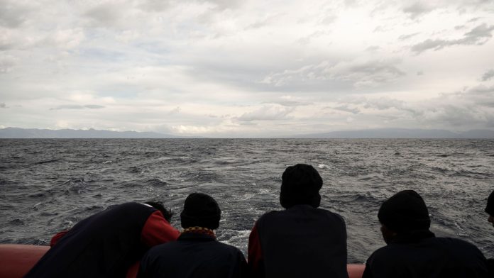 Μυτιλήνη: Διάσωση 17 ναυαγών προσφύγων στα ανοικτά – Ανασύρθηκε νεκρή μία γυναίκα