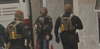 Κινηματογραφική άφιξη των συλληφθέντων του ΟΠΕΚΕΠΕ στη Γ.Α.Δ.Α – Γιατί απαιτήθηκαν πάνοπλοι «ράμπο» του «ελληνικού FBI»;