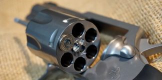 Η οικογένεια μιας κοπέλας απήγαγε και ανάγκασε 18χρονο να παίξει «ρωσική ρουλέτα» για να τη χωρίσει