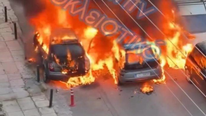 Γλυφάδα: Μεθυσμένος έκλεψε αμάξι και στη συνέχεια έκαψε άλλα τρία αυτοκίνητα