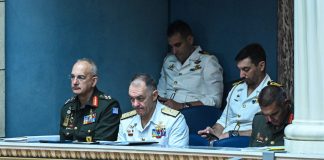 Οι «στρατηγοί» πήραν αποστάσεις ασφαλείας από την κυβέρνηση στη Βουλή