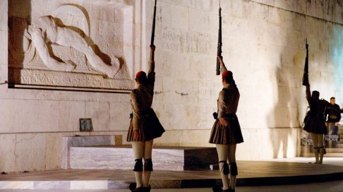 Στον άγνωστο στρατιώτη σε λίγο θα επιτρέπονται μόνο τα περιστέρια και αν με 13 ώρες δουλειά προλαβαίνει ο λαός να αντιδρά θα αναλαμβάνει η φρουρά
