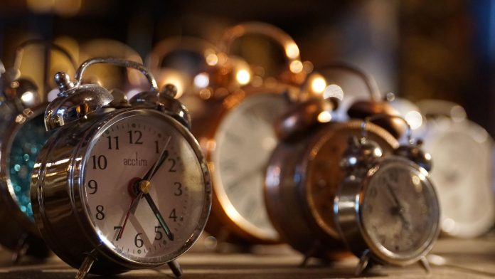 Τα ξημερώματα της Κυριακής γυρίζουμε τα ρολόγια μας μία ώρα πίσω – Οι ώρες κοινής ησυχίας