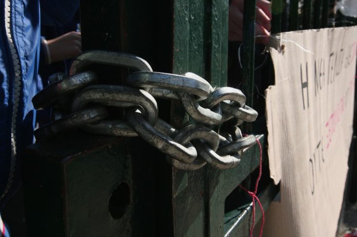 Βόλος: Μαθητές κλείδωσαν το σχολείο για να κάνουν κατάληψη και… μαζί μία εκπαιδευτικό