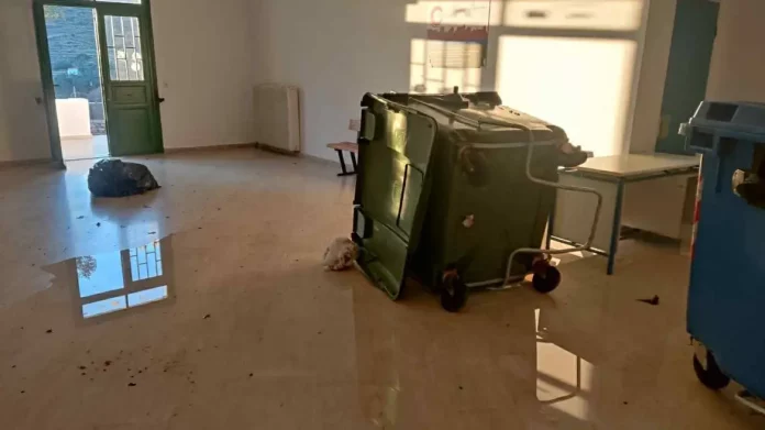 Βανδαλισμός σε σχολείο της Άνδρου, ζημιές και πλημμύρες στο κτίριο – Φωτογραφίες