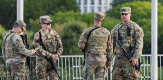 Μέλη της Εθνοφρουράς του Τέξας εγκαθίστανται στο Ιλινόι – Κλιμακώνεται η ένταση για την αποστολή στρατευμάτων