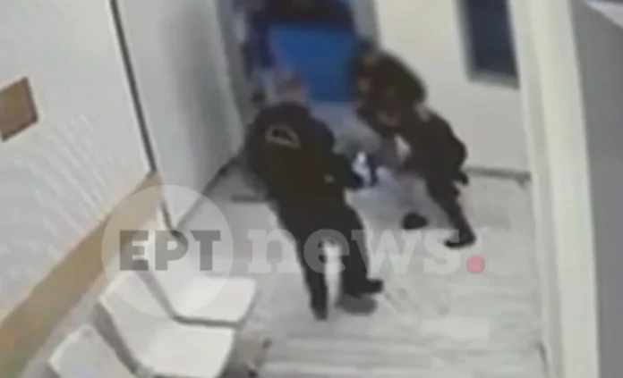 Άγιος Παντελεήμονας: Η στιγμή που 35χρονος προσπαθεί να αποδράσει από αστυνομικό τμήμα – Έσπασε τον αστράγαλο αστυνομικού