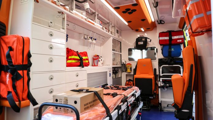 Αδιανόητο περιστατικό στην Αλεξανδρούπολη: Άνοιξε η πόρτα ασθενοφόρου εν κινήσει και έπεσε φορείο με ασθενή στο δρόμο