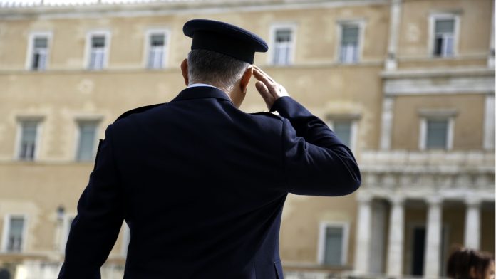 Με 12 κατηγορίες στο εδώλιο ο αστυνομικός της Βουλής και η σύζυγός του για την κακοποίηση των παιδιών τους