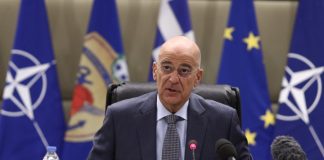 Δυσαρέσκεια από Δένδια για Μαξίμου και Άγνωστο Στρατιώτη