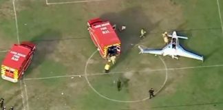 Καλιφόρνια: Αναγκαστική προσγείωση σε γήπεδο έκανε μικρό αεροσκάφος – (VIDEO)