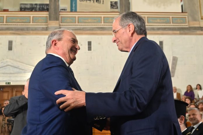 Πυκνώνουν τα εσωκομματικά σύννεφα – Τι σημαίνουν οι βόμβες από Καραμανλή