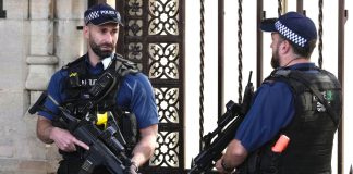 Ηράκλειο: Συνελήφθη 16χρονος που έκλεψε πορτοφόλι και κοσμήματα – Χειροπέδες και στη μητέρα του