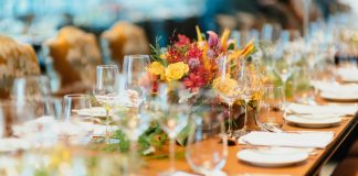 Καλεσμένη σε γάμο σοκαρίστηκε όταν οι νεόνυμφοι της ζήτησαν να πληρώσει το φαγητό της στη δεξίωση