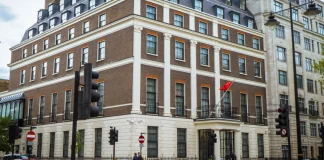 Το Πεκίνο καταδικάζει ως αβάσιμες τις κατηγορίες περί κατασκοπείας στη Βρετανία