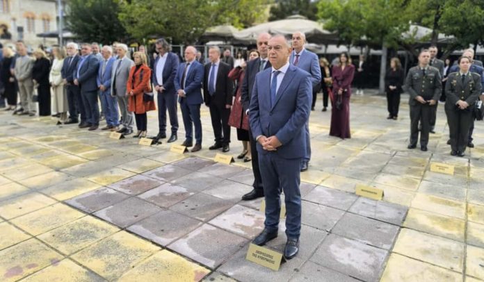 Οι αγρότες προκαλούν τρόμο: Άρον – άρον έφυγε από την παρέλαση ο Κέλλας