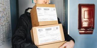 Καβάλα: Πιάστηκε με… πακέτο-έκπληξη – Πιστόλι και φυσίγγια σε δέμα μέσω courier!