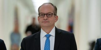 Υπόθεση Επστάιν: Δημοσιοποιήθηκαν τα αρχεία πτήσεων – Ποιοι διάσημοι έμπαιναν στο αεροπλάνο του