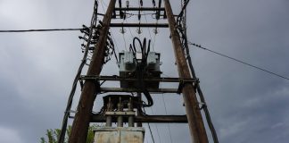 Ξύλινη κολόνα του ΔΕΔΔΗΕ έπεσε στο έδαφος και κατέληξε σε παρκαρισμένα αυτοκίνητα! Από θαύμα δεν θρηνήσαμε θύματα