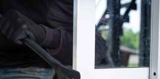 Τρόμος για 24χρονη στη Θεσσαλονίκη: Ληστής μπήκε από το παράθυρο και την απείλησε με ψαλίδι