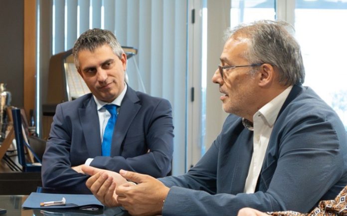 Ο υπουργός Χρίστος Δήμας θα επιβραβεύσει τον πρόεδρο που έδωσε αναδρομικά στον… εαυτό του!