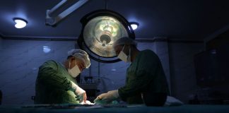 Αυστρία: Νευροχειρουργός συνελήφθη αφού επέτρεψε στην 12χρονη κόρη της να τρυπήσει κρανίο ασθενούς