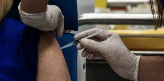 Εμβόλιο κορωνοϊού: Η Μάγια, η Ζωή και χιλιάδες άλλοι – Οι σοβαρές παρενέργειες και η αγωγή μαμούθ