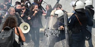 Επεισόδια και χημικά σε διαμαρτυρία εκπαιδευτικών και γονέων στη ΔΙΠΕ Α’ Αθήνας