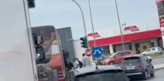 Απίστευτο βίντεο από Θεσσαλονίκη: Οδηγός ΙΧ επιτέθηκε σε επιβάτες αστικού λεωφορείου!