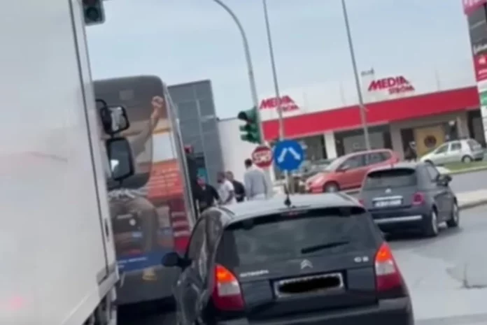 Απίστευτο βίντεο από Θεσσαλονίκη: Οδηγός ΙΧ επιτέθηκε σε επιβάτες αστικού λεωφορείου!