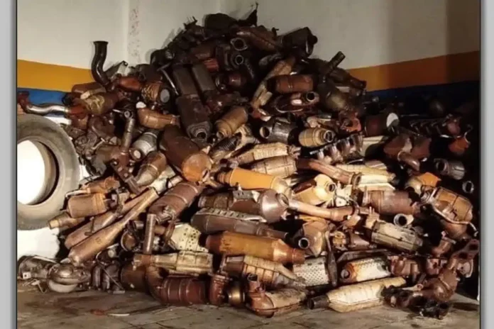 Συντονισμένη επιχείρηση της ΕΛ.ΑΣ στη Λάρισα: Χειροπέδες σε 10 άτομα! Κατασχέθηκαν 338 καταλύτες οχημάτων