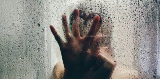 Νέα Σμύρνη: 28χρονη έτρεξε να σωθεί στο μπάνιο – Ο σύντροφός της την απείλησε με μαχαίρι