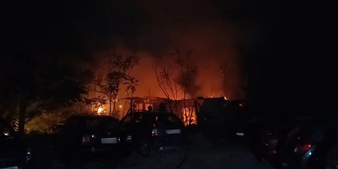 Συναγερμός για φωτιά στο κέντρο της Θεσσαλονίκης δίπλα σε σπίτια