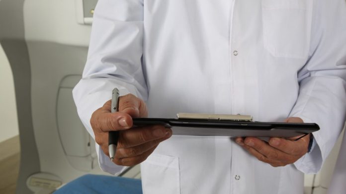 Απλήρωτοι από πέρυσι οι γιατροί στα Κέντρα Υγείας για τον προληπτικό ιατρικό έλεγχο του «Προλαμβάνω»