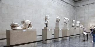 Το Βρετανικό Μουσείο διοργάνωσε φιλανθρωπικό δείπνο στην αίθουσα που φιλοξενούνται τα Γλυπτά του Παρθενώνα – Οργή από Μενδώνη και Μαρέβα Μητσοτάκη