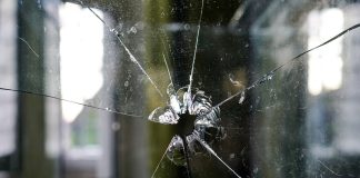 Θεσσαλονίκη: Άνδρας σε κατάσταση αμόκ τα έκανε “γυαλιά-καρφιά” σε κατάστημα με το “καλημέρα”