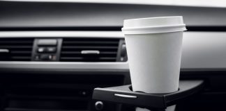 Ανατροπή με τον καφέ και το νερό στο αυτοκίνητο εν ώρα οδήγησης – Τι διευκρινίζει το υπ. Μεταφορών