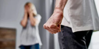 Δίωξη για απόπειρα ανθρωποκτονίας στον 50χρονο που ξυλοκόπησε την σύντροφό του στο Κορωπί