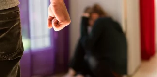 Εφιάλτης για μητέρα και κόρη στη Θεσσαλονίκη: Ο σύζυγος και πατέρας τις απείλησε ότι θα τις βγάλει στην «πιάτσα» αλλιώς θα τις σκότωνε