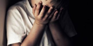 Μητέρα «έπιασε» οικογενειακή φίλη με τον 10χρονο γιο της – Τη φιλοξενούσε και βίαζε το παιδί