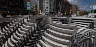 Συμμορία έκλεβε καρέκλες από εστιατόρια και τις πούλαγε στο εξωτερικό – Είχαν αρπάξει πάνω από 1.000 καρέκλες