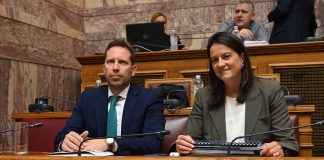 Εργασιακό νομοσχέδιο: Μετωπική για το 13ωρο – Να αποσυρθεί ζητάει η αντιπολίτευση, ότι προστατεύει τους εργαζόμενους λέει η Κεραμέως