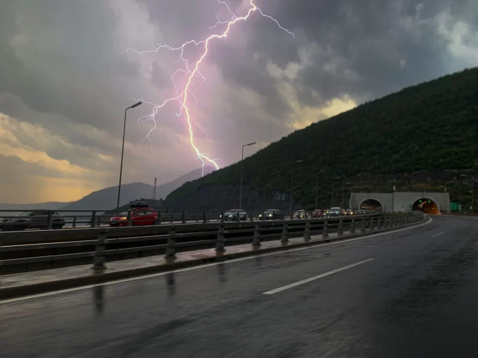 Κεραυνός έπεσε στο εργοτάξιο οικοδομής στην Πάτρα – Σωριάστηκε αναίσθητος στο έδαφος ένας εργάτης
