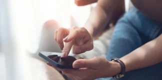 Στρατιωτικός στην Κύπρο εκβίαζε την πρώην ερωμένη του και τον σύζυγό της με ροζ βίντεο