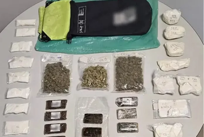 Θεσσαλονίκη: 42χρονη είχε 1,5 κιλό κοκαΐνης και σοκολάτα χασίς για λογαριασμό κρατούμενου – Δείτε φωτο και βίντεο