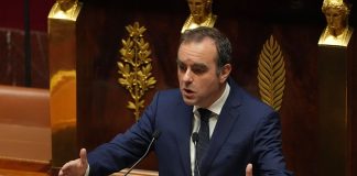 Στα πρόθυρα νέας κρίσης η Γαλλία – Oι Σοσιαλιστές απειλούν να τραβήξουν την… πρίζα από τον Λεκορνί