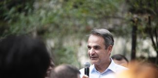 Μητσοτάκης: Κάνει το μαύρο άσπρο για το 13ωρο – Κατηγορεί την αντιπολίτευση για fake news