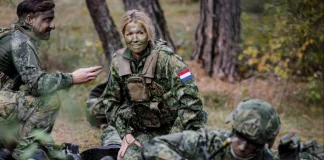 Με φούμο και στρατιωτική παραλλαγή η βασίλισσα Μάξιμα της Ολλανδίας