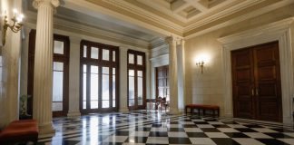 Δύο υπουργοί στην πόρτα της εξόδου