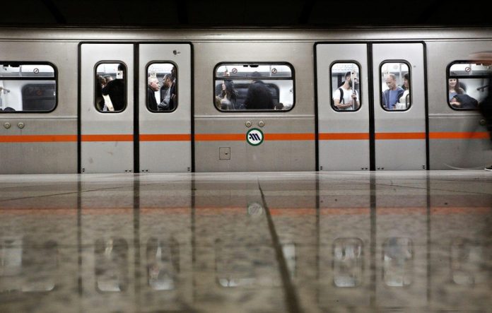 Οι επιβάτες αυξάνονται, τα δρομολόγια στα ΜΜΜ μειώνονται